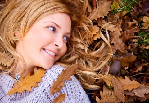 Por qué se cae más el cabello en otoño (y cómo evitarlo)
